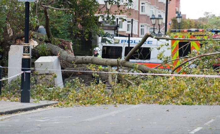 ΦΩΤΟ-Φονικός τυφώνας σάρωσε τη Βρετανία