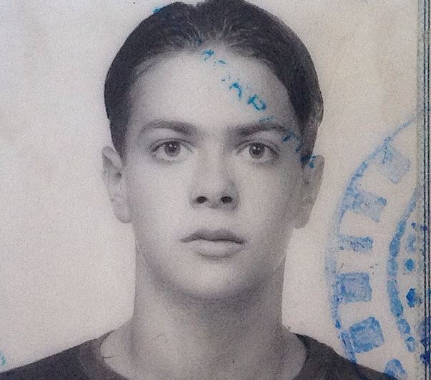 ΦΩΤΟ-Είναι γνωστός τραγουδιστής στα 15 του