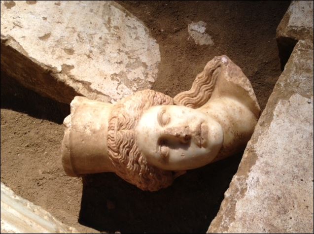 ΦΩΤΟ-Αμφίπολη-Βρέθηκε το μαρμάρινο κεφάλι της Σφίγγας