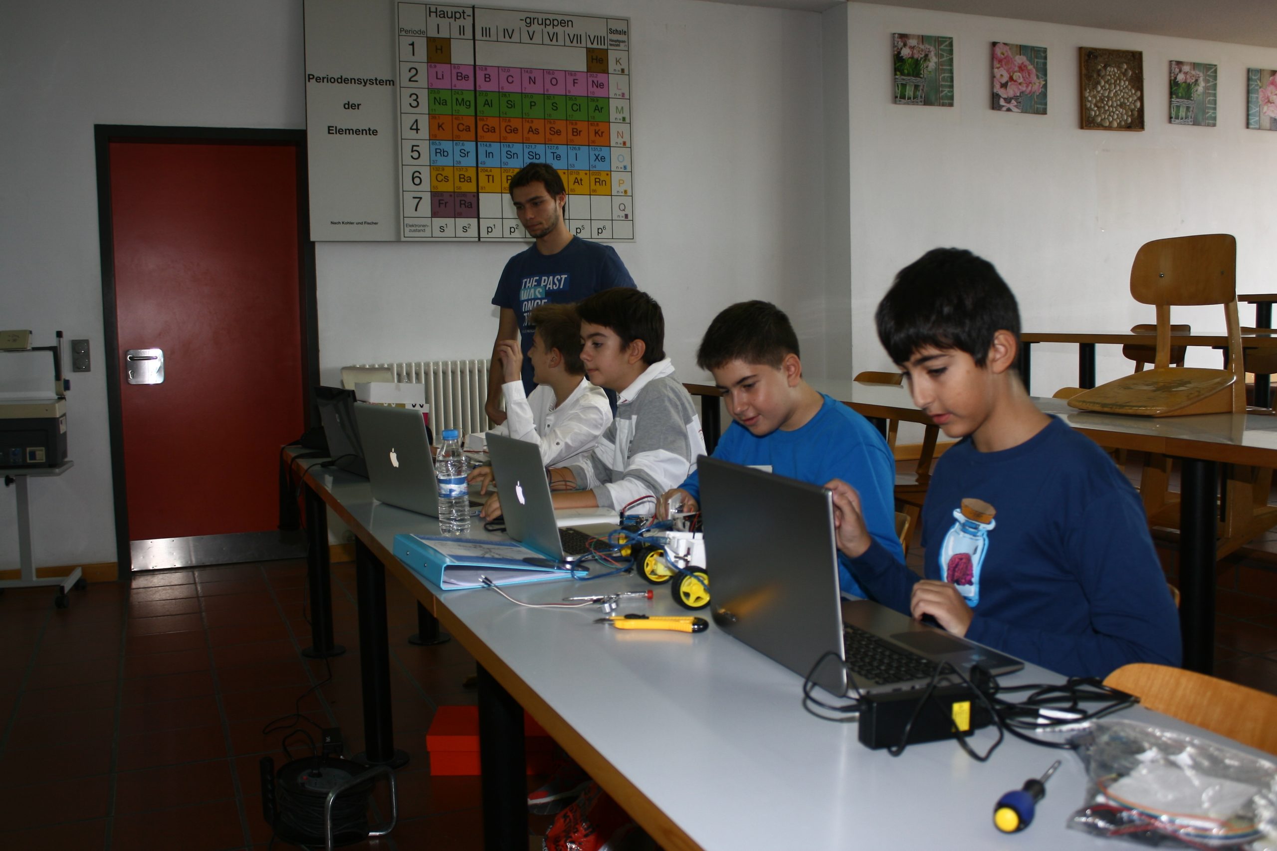 Μαθητές έφτιαξαν ρομπότ-αυτοκινητάκια με 50 ευρώ