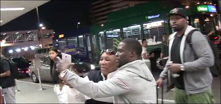 ΒΙΝΤΕΟ-Άφησε τους επιβάτες να περιμένουν για μία… selfie