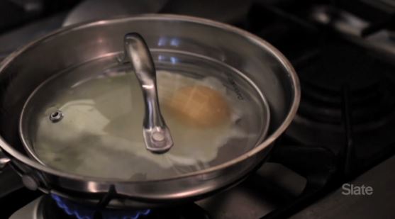 ΒΙΝΤΕΟ-Πώς να τηγανίσετε ένα αυγό