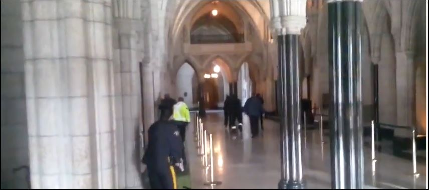 ΒΙΝΤΕΟ-Αστυνομικοί αναζητούν τον ένοπλο στο κτίριο του κοινοβουλίου