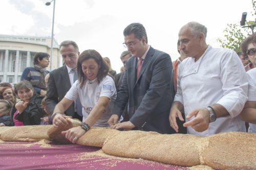 ΦΩΤΟ-Ο Τζιτζικώστας ενώνει το γιγαντιαίο κουλούρι