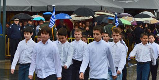 ΦΩΤΟ-Με βροχή η παρέλαση στην Τρίπολη