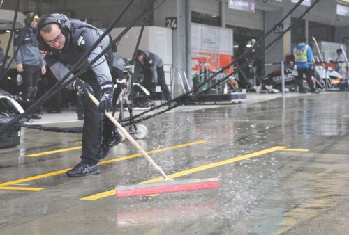 Τώρα-Κόκκινη σημαία στη Σουζούκα και διακοπή του αγώνα
