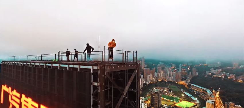 ΒΙΝΤΕΟ-Σκαρφάλωσαν σε ουρανοξύστη και… τον χάκαραν