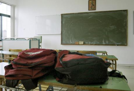Τρόμος σε Λύκειο της Πάτρας – Καθηγητής έκοψε τις φλέβες του μπροστά στους μαθητές