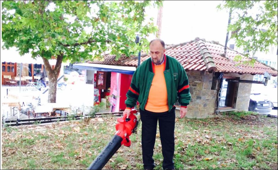 ΦΩΤΟ-Ο δήμαρχος με τη σκούπα στην πλατεία