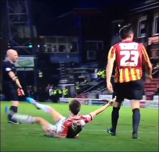 ΒΙΝΤΕΟ-Μόνο ο διαιτητής δεν είδε τον αμυντικό-εξολοθρευτή