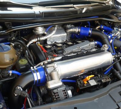 ΦΩΤΟ-Τι βρήκε οδηγός στη μηχανή του αυτοκινήτου