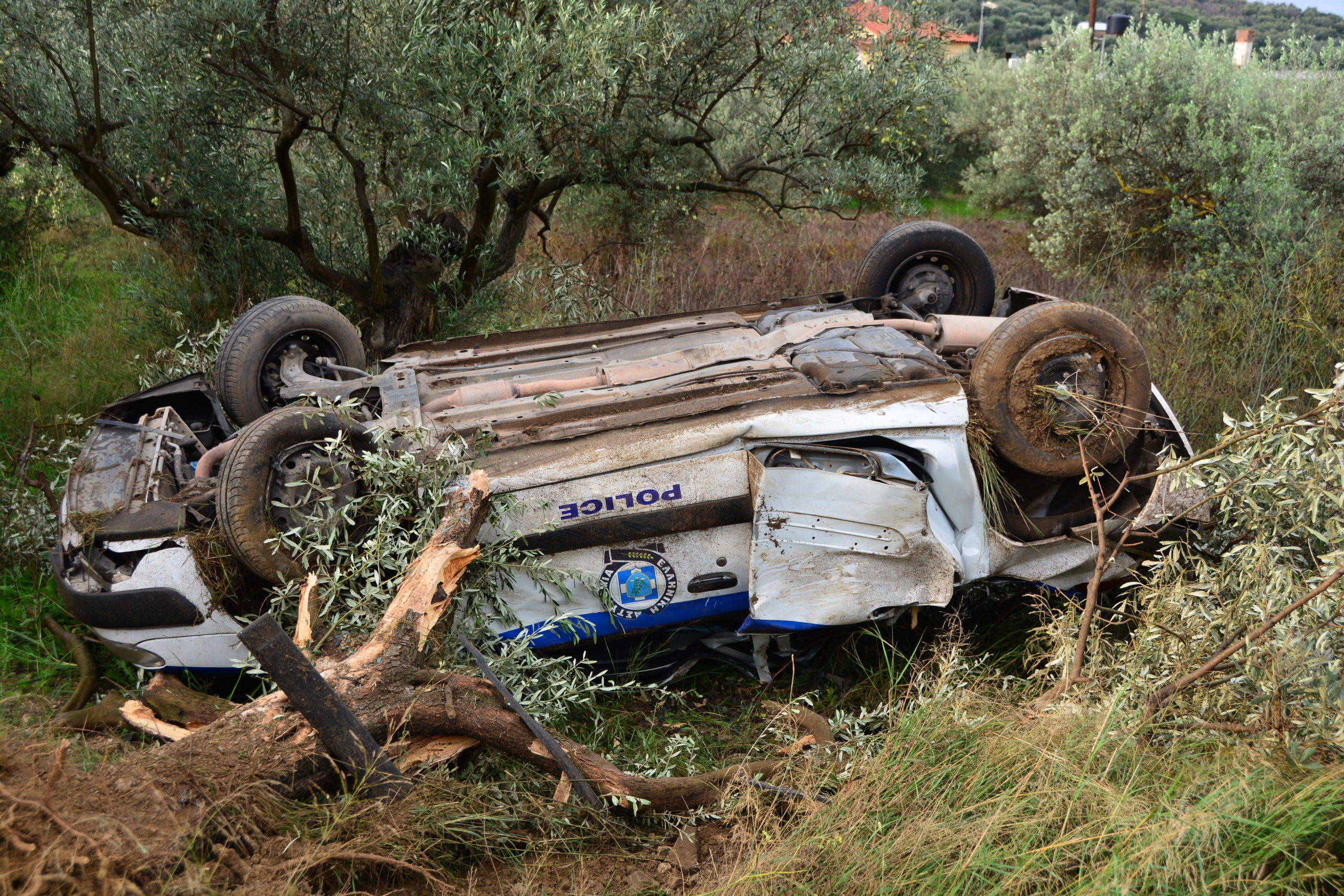 ΦΩΤΟ-Περιπολικό έγινε “σίδερα”, ένας τραυματίας