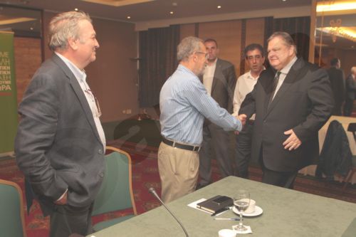 ΦΩΤΟ-Τα πηγαδάκια στη συνεδρίαση της “Ελιάς”