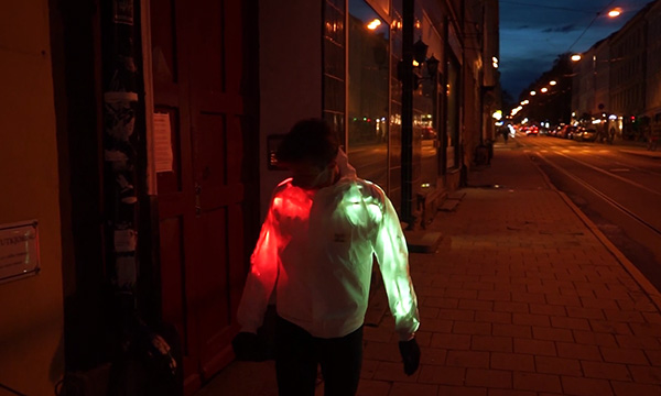 ΒΙΝΤΕΟ-Το μπουφάν… χαμαιλέοντας