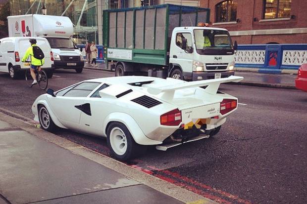 ΦΩΤΟ-Εγκατέλειψε τη Lamborghini των 250.000 λιρών γιατί έμεινε από βενζίνη!