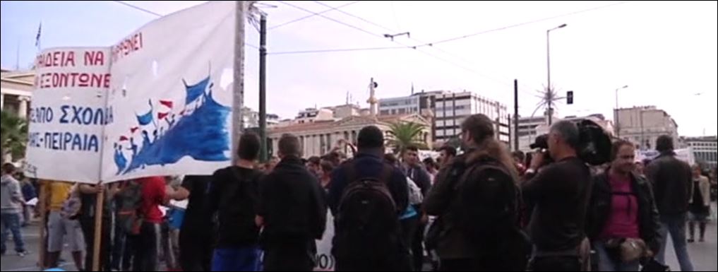 ΤΩΡΑ-Πανεκπαιδευτικό συλλαλητήριο στα Προπύλαια – Κλειστή η Πανεπιστημίου