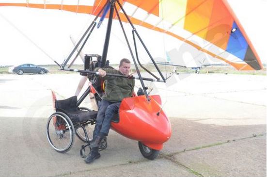 ΦΩΤΟ-Ο πρώτος ΑμεΑ με δίπλωμα πτήσης trike