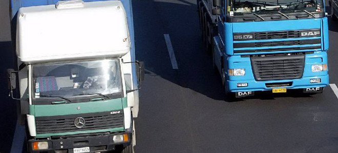 Σοβαρό τροχαίο με νταλίκα στον Πλαταμώνα