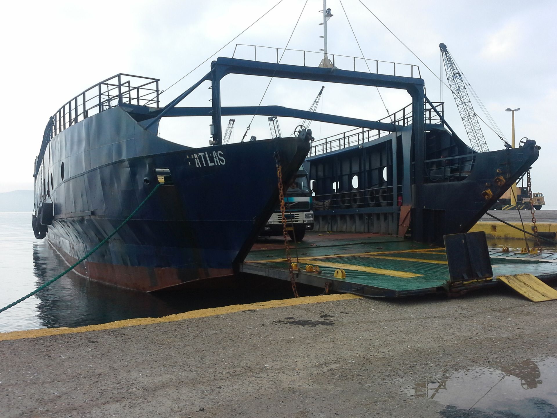 ΦΩΤΟ-Λαθραία τσιγάρα αξίας 30 εκατομμυρίων ευρώ