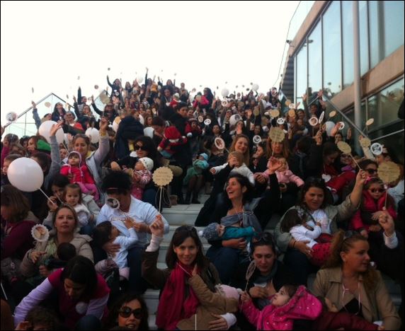 ΒΙΝΤΕΟ-Θηλάζουν δημόσια τα παιδιά τους