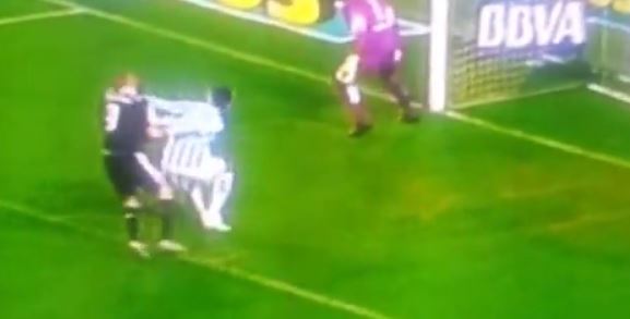 ΒΙΝΤΕΟ-Mόνο ο διαιτητής δεν είδε το… φάουλ του Μπενζεμά