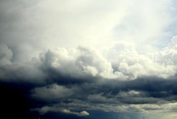 Συννεφιά και ασθενείς βροχές συνθέτουν το σκηνικό του καιρού