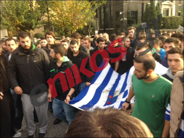 ΤΩΡΑ-ΦΩΤΟ-Στην αμερικανική πρεσβεία κατευθύνεται η σημαία του Πολυτεχνείου