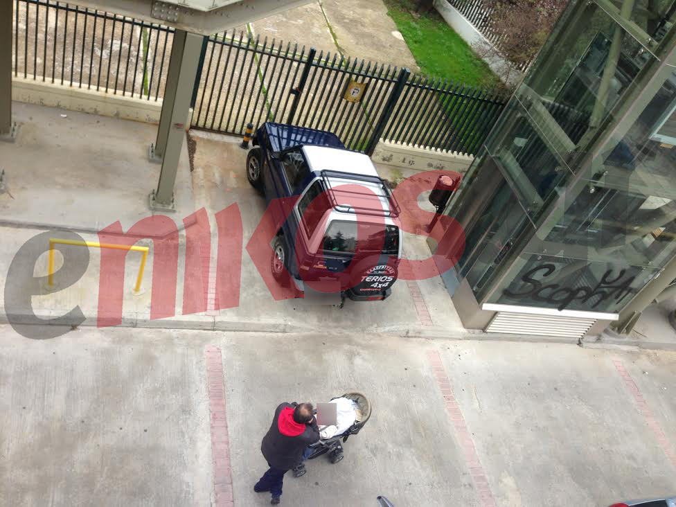 ΦΩΤΟ-Κλασική εικόνα πεζοδρομίου της Αθήνας