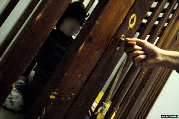 ΦΩΤΟ-Εικόνες σοκ στα Λεχαινά:Κλειδωμένα σε “κλουβιά” παιδιά με ειδικές ανάγκες