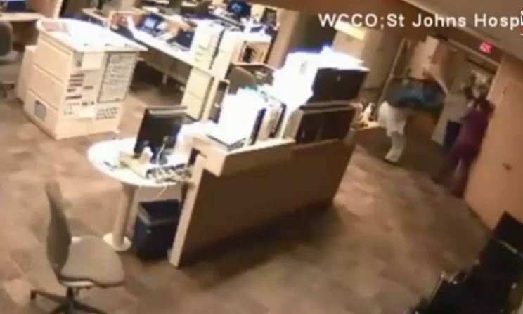 ΒΙΝΤΕΟ-Στο κυνήγι πήρε τις νοσοκόμες μανιακός ασθενής