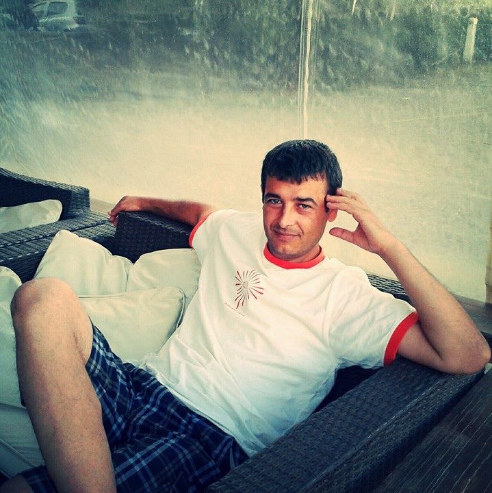 ΦΩΤΟ-Οι διακοπές του Αλβανού κακοποιού στη Χίο και τα υβριστικά σχόλια για την Ελλάδα