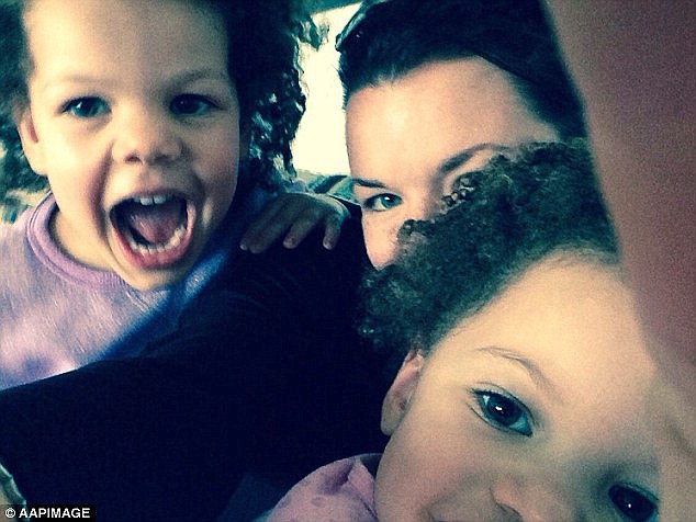 ΦΩΤΟ-Έπνιξε τα παιδιά του με μαξιλάρι