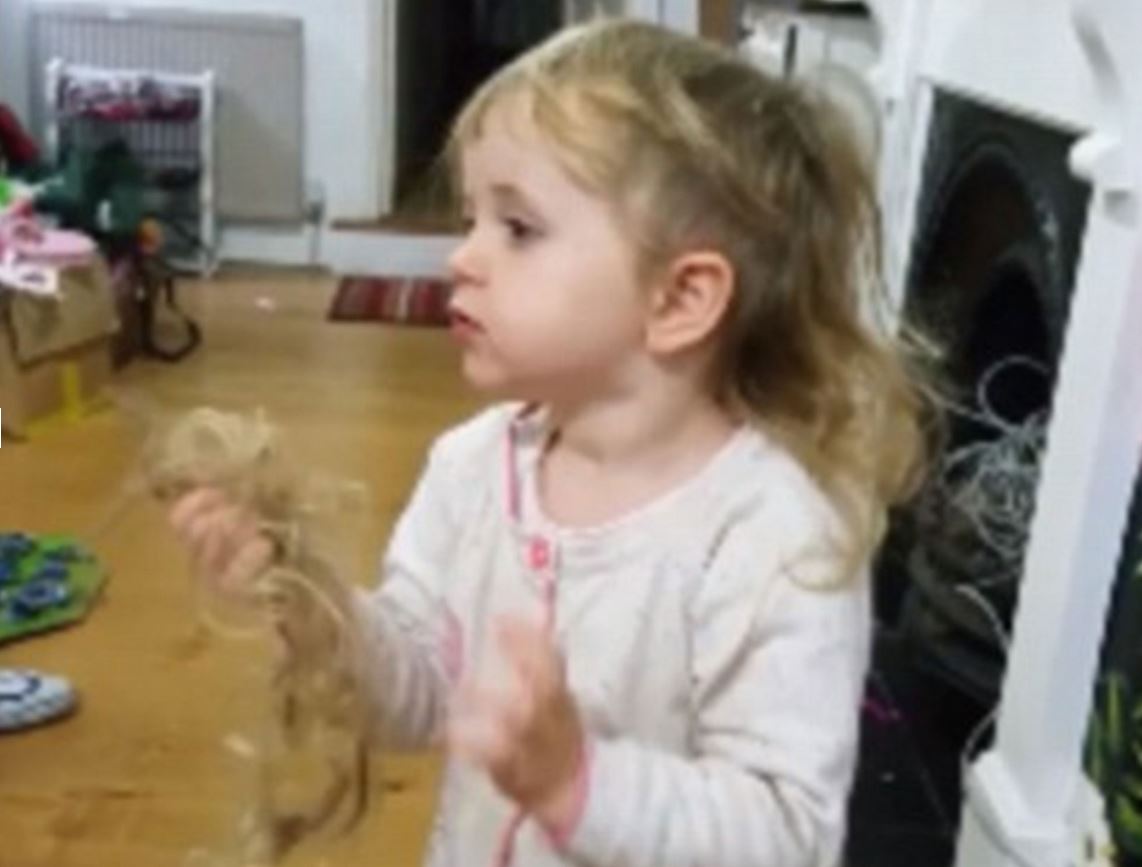 ΒΙΝΤΕΟ-Η 2χρονη που…κουρεύεται μόνη της