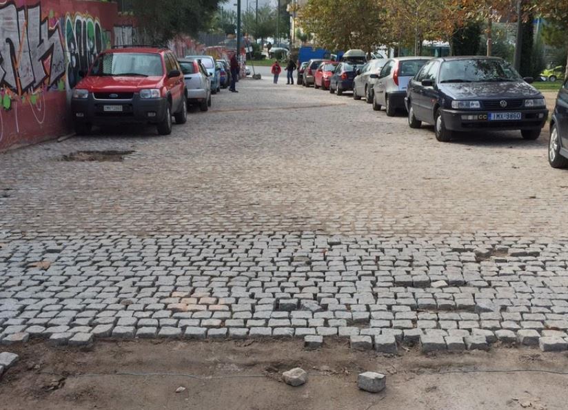 ΦΩΤΟ-Έτσι καταστρέφεται ο πεζόδρομος στο Θησείο