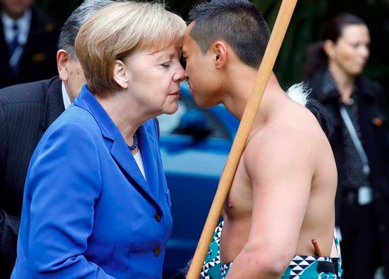 ΒΙΝΤΕΟ-ΦΩΤΟ: Η Μέρκελ μύτη με… μύτη με τους Μαορί