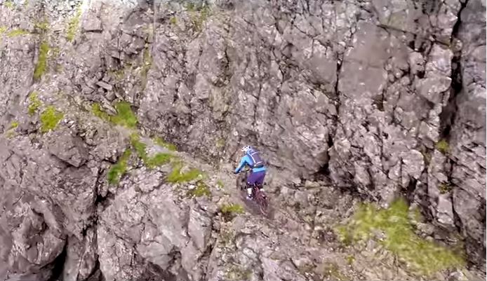 ΒΙΝΤΕΟ-Κάνοντας ποδηλασία κατά μήκος της οροσειράς Cuillin στη Σκωτία