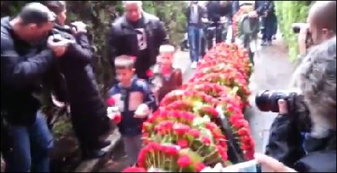 ΒΙΝΤΕΟ-Παιδιά με λουλούδια στο μνημείο της Πολυτεχνικής του ΑΠΘ