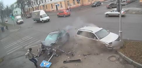 ΒΙΝΤΕΟ-Πεζός σώθηκε από θαύμα