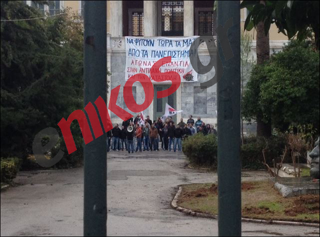 ΤΩΡΑ-ΦΩΤΟ-Νέες εικόνες μέσα από το Πολυτεχνείο