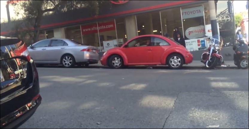 ΒΙΝΤΕΟ-Ακόμα… παρκάρει