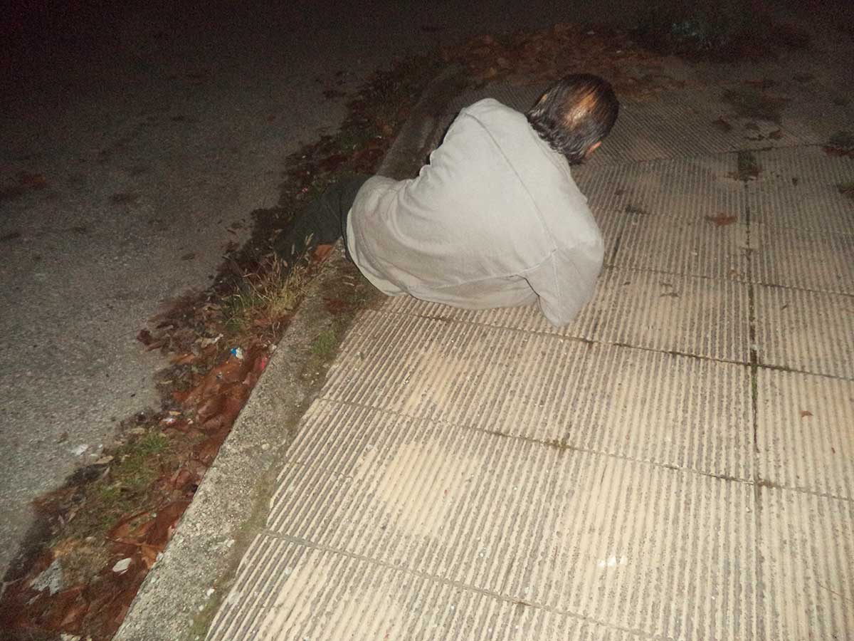 Αναστάτωση στα Τρίκαλα από τον μεθυσμένο που ξάπλωσε στο δρόμο