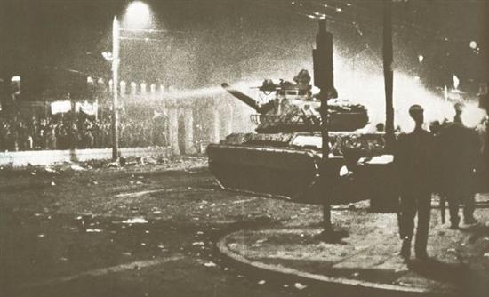 Τανκς στους δρόμους, τουρίστες στην πισίνα του Χίλτον