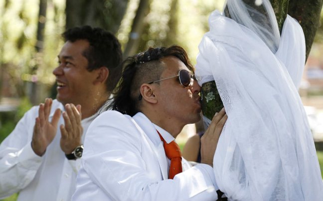 ΒΙΝΤΕΟ-Ο άντρας που παντρεύτηκε δέντρο για δεύτερη φορά