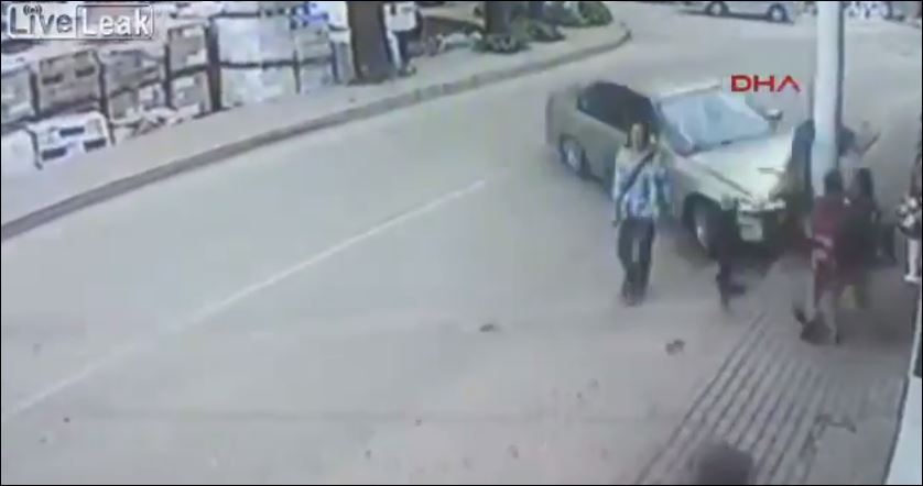 ΒΙΝΤΕΟ-Η κολώνα τους… έσωσε τη ζωή