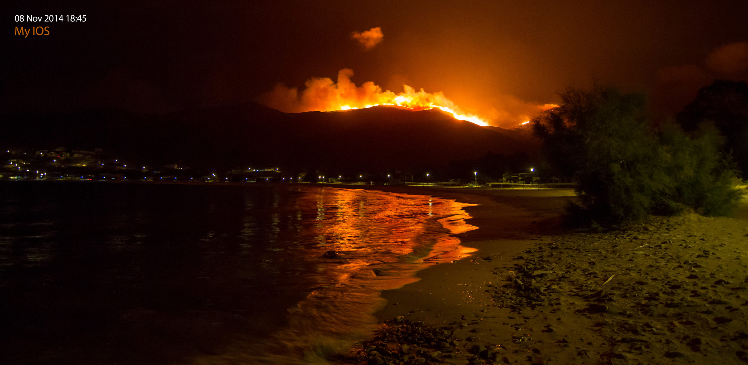 ΦΩΤΟ-Φωτιά στην Ίο
