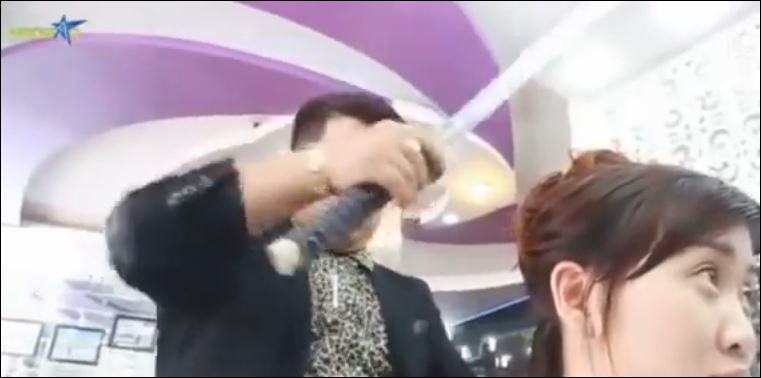 ΒΙΝΤΕΟ-Ο κομμωτής που κουρεύει με σπαθί σαμουράι