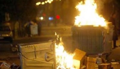 Φωτιά σε κάδους στους δρόμους γύρω από το Πολυτεχνείο