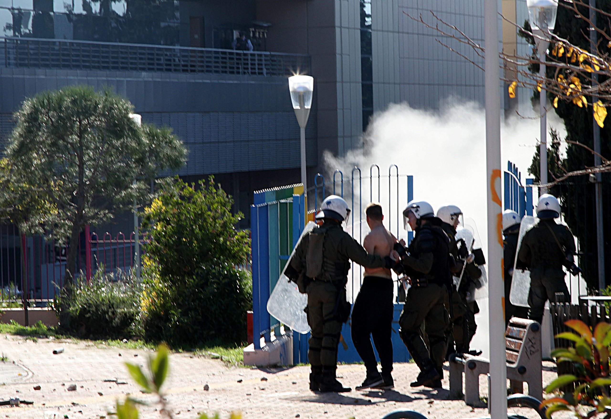 ΦΩΤΟ-Πέτρες και κρότου-λάμψης έξω από το υπουργείο Παιδείας