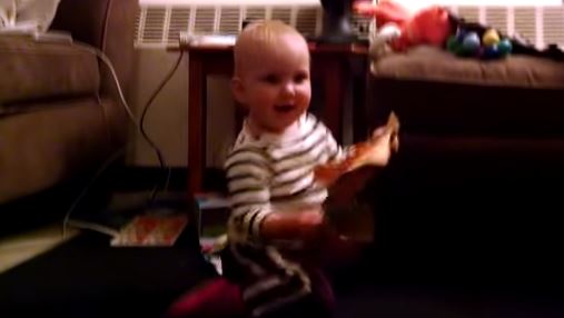 ΒΙΝΤΕΟ-Μωρό χορεύει στο ρυθμό μιας μουσικής κάρτας γενεθλίων