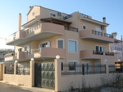 Πωλούν τα σπίτια τους όσο όσο